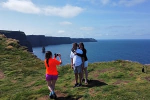 Из Голуэя: Прибрежная прогулка с гидом по скалам Мохер (Cliffs of Moher)