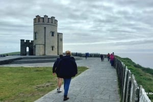 Galway : Croisière sur les falaises de Moher, château et parc folklorique de Bunratty
