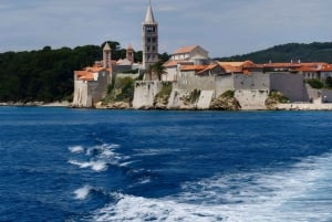 Baška: Excursión en barco por la isla de Rab y el fiordo de Zavratnica con almuerzo