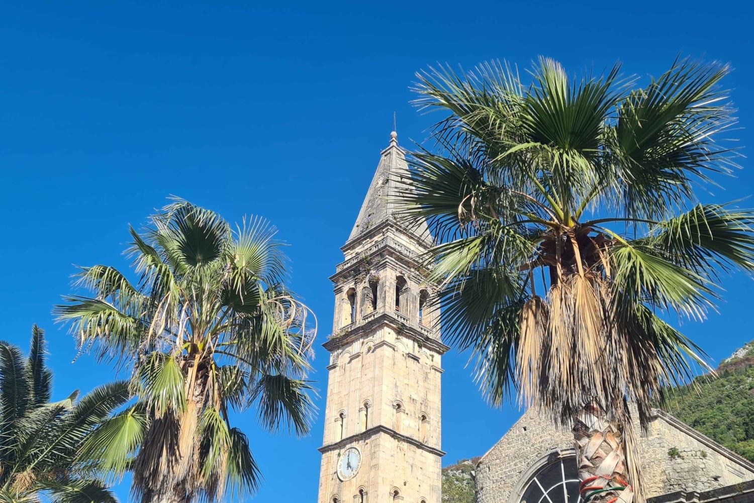 Mer bleue et montagnes noires - Monténégro