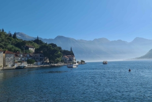 Mer bleue et montagnes noires - Monténégro