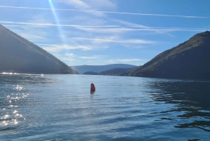 Mer bleue et montagnes noires - Monténégro