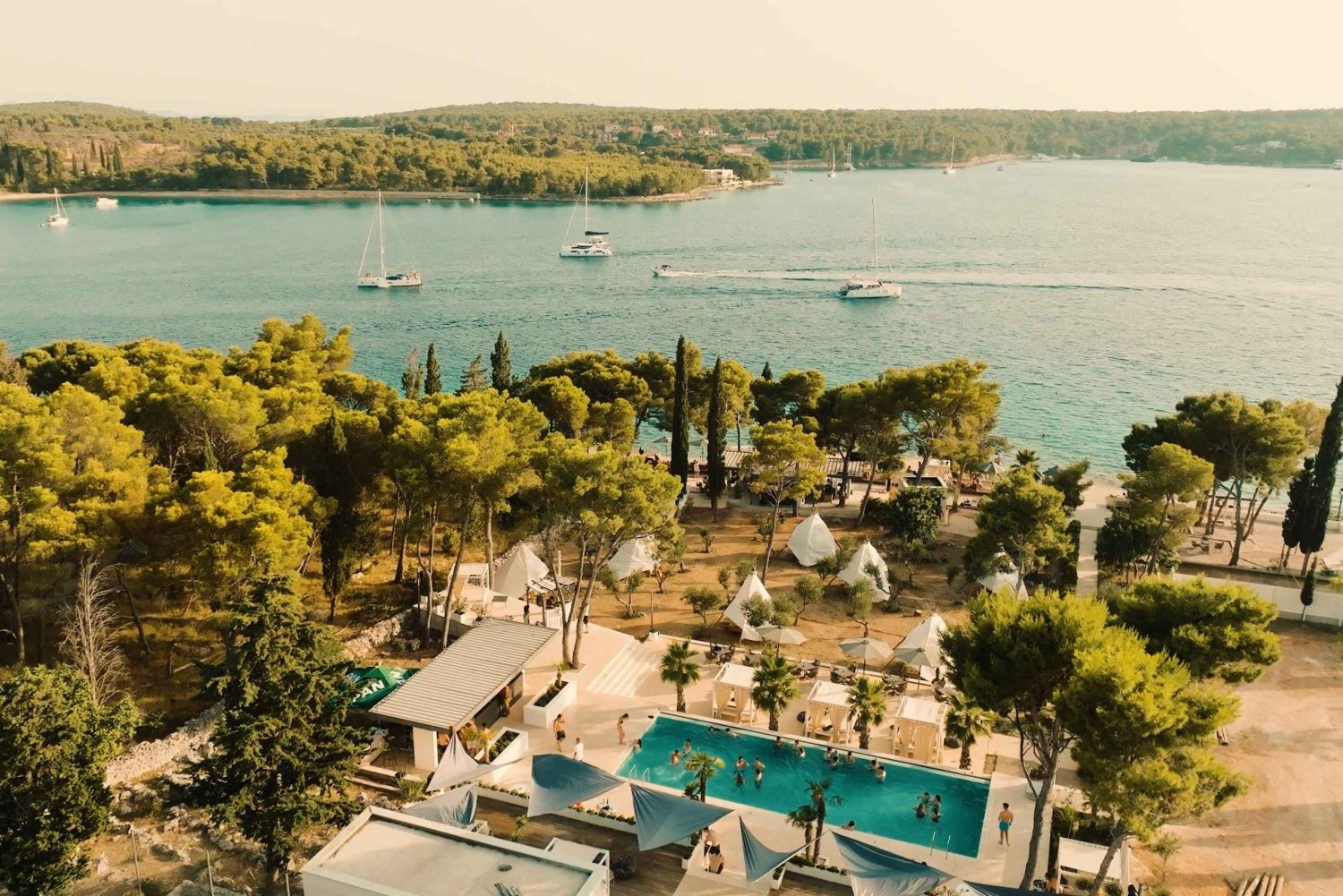 Brač: Halvdags strandfest med transport til Olife Beach Club