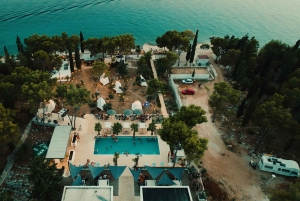 Brač: Halvdags strandfest med transport til Olife Beach Club