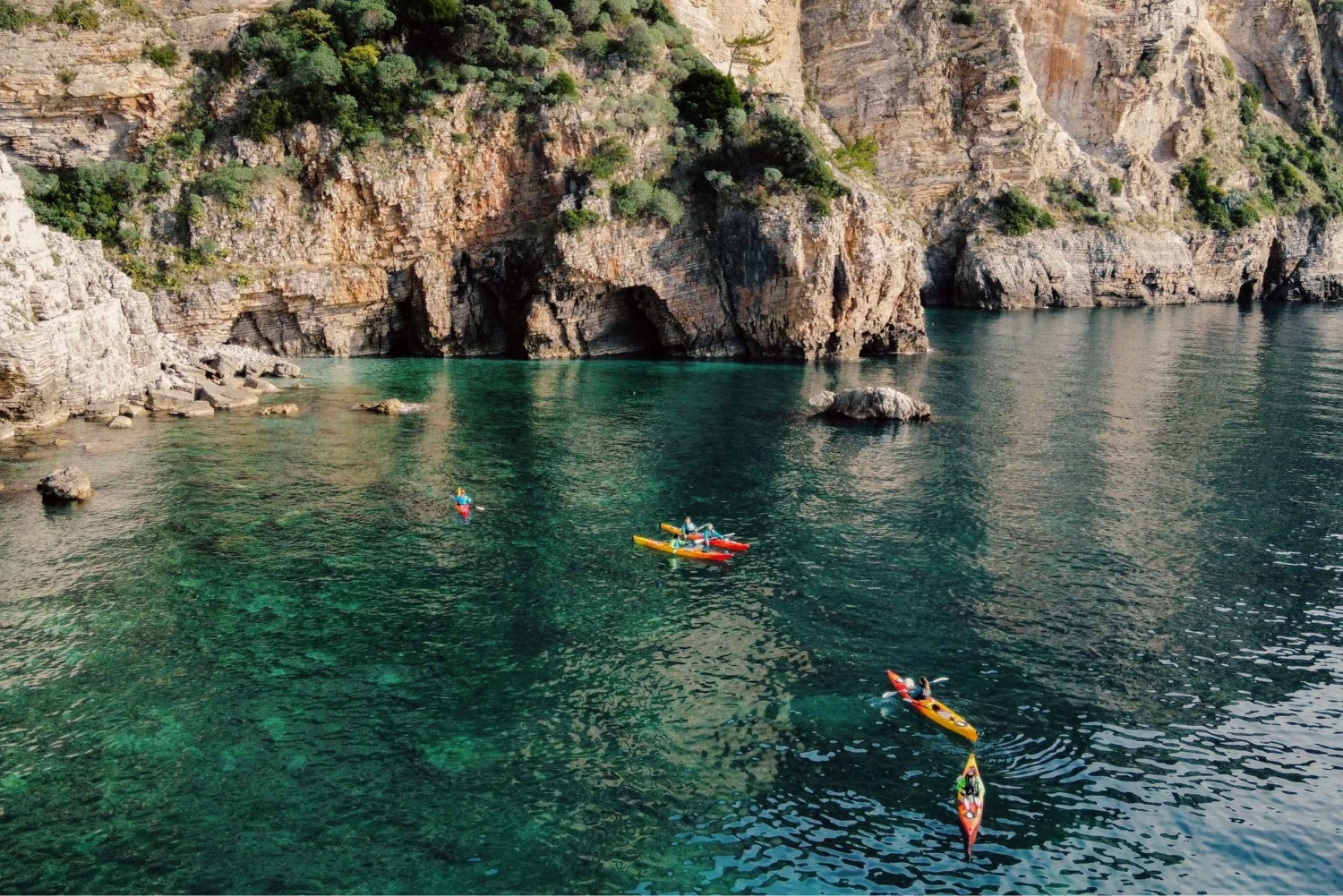 Budva: Winterliche Kajaktour zu Höhlen & St. Nikolaus-Insel