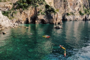 Budva: Winterliche Kajaktour zu Höhlen & St. Nikolaus-Insel