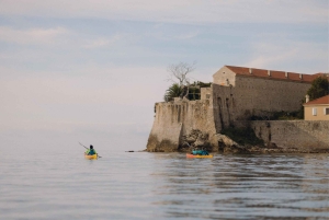 Budva: Winterliche Kajaktour zu Höhlen & St. Nikolaus-Insel