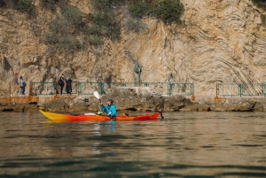 Budva: Winterliche Kajaktour zu Höhlen & St. Nikolaus-Insel