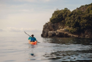 Budva: Winterliche Kajaktour zu Höhlen & St. Nikolaus-Insel