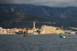 Budva: Winterliche Kajaktour zu Höhlen & St. Nikolaus-Insel