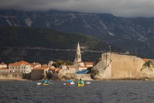 Budva: Winterliche Kajaktour zu Höhlen & St. Nikolaus-Insel