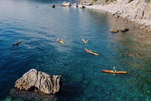 Budva: Winterliche Kajaktour zu Höhlen & St. Nikolaus-Insel