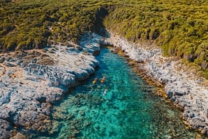 Cabo Kamenjak: passeio de caiaque com experiência em cavernas