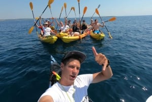 Cabo Kamenjak: tour en kayak con experiencia en cuevas