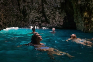 Cabo Kamenjak: tour en kayak con experiencia en cuevas