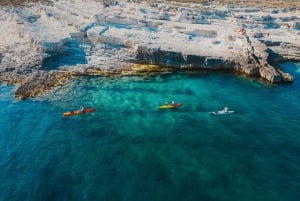 Cabo Kamenjak: tour en kayak con experiencia en cuevas