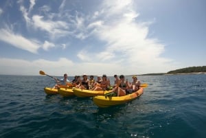 Cabo Kamenjak: tour en kayak con experiencia en cuevas