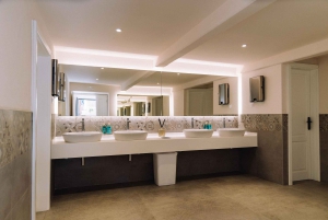 Cavtat: Banac Gallery Entrance & Sparkling Wine