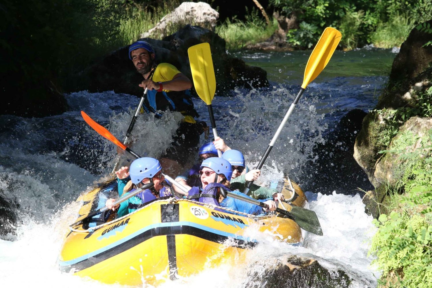 Split/Omiš: Rafting, Klippenspringen und Höhlentour