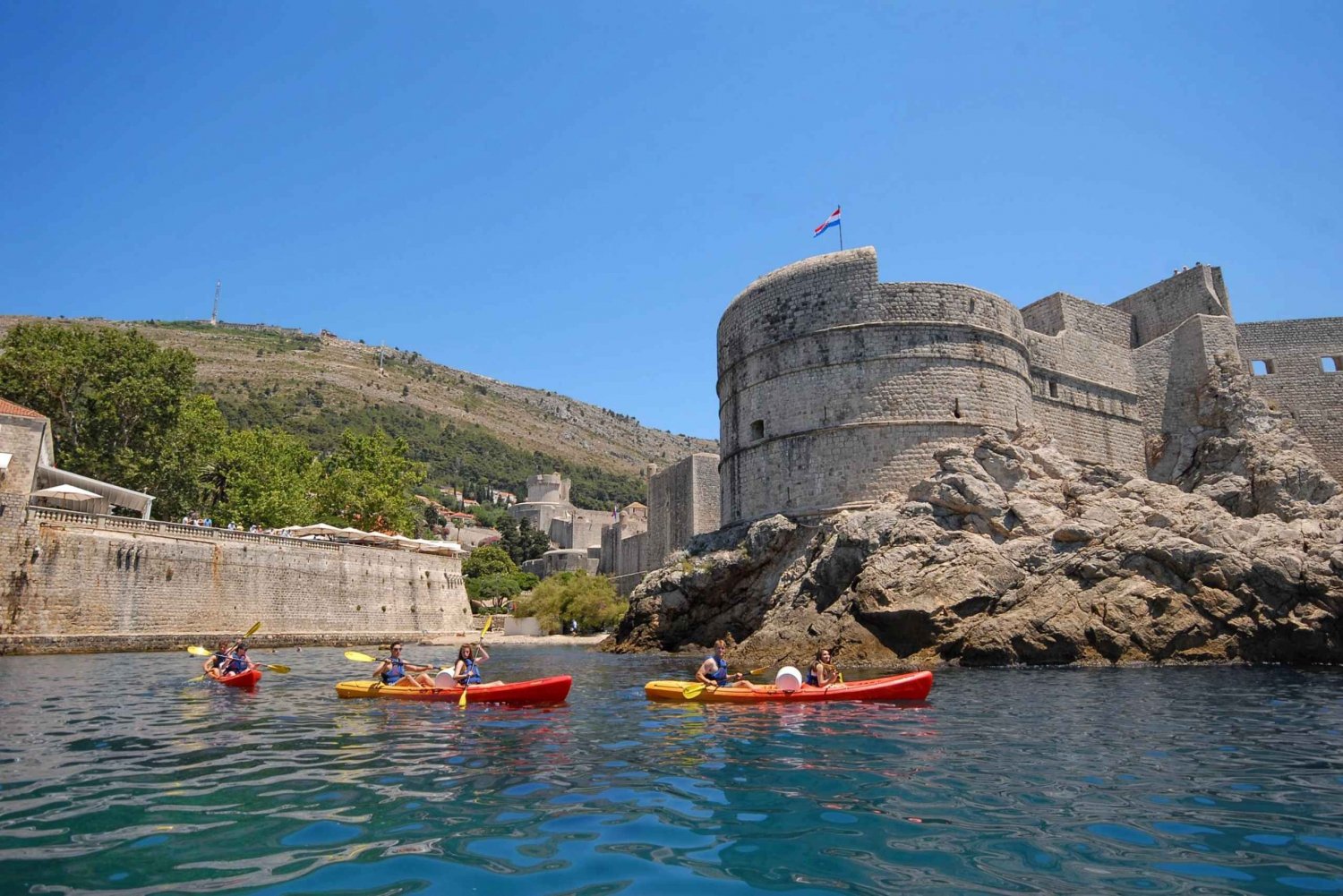 Dubrovnikista: Merikajakkikierros opastetusti sekä purtavaa