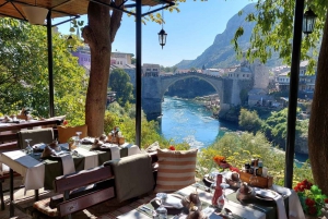 Da Dubrovnik: Tour di un giorno a Mostar e alle cascate di Kravice