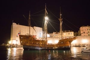 Dubrovnik: Nachtfahrt durch die Altstadt auf einem Karaka-Boot aus dem 16.