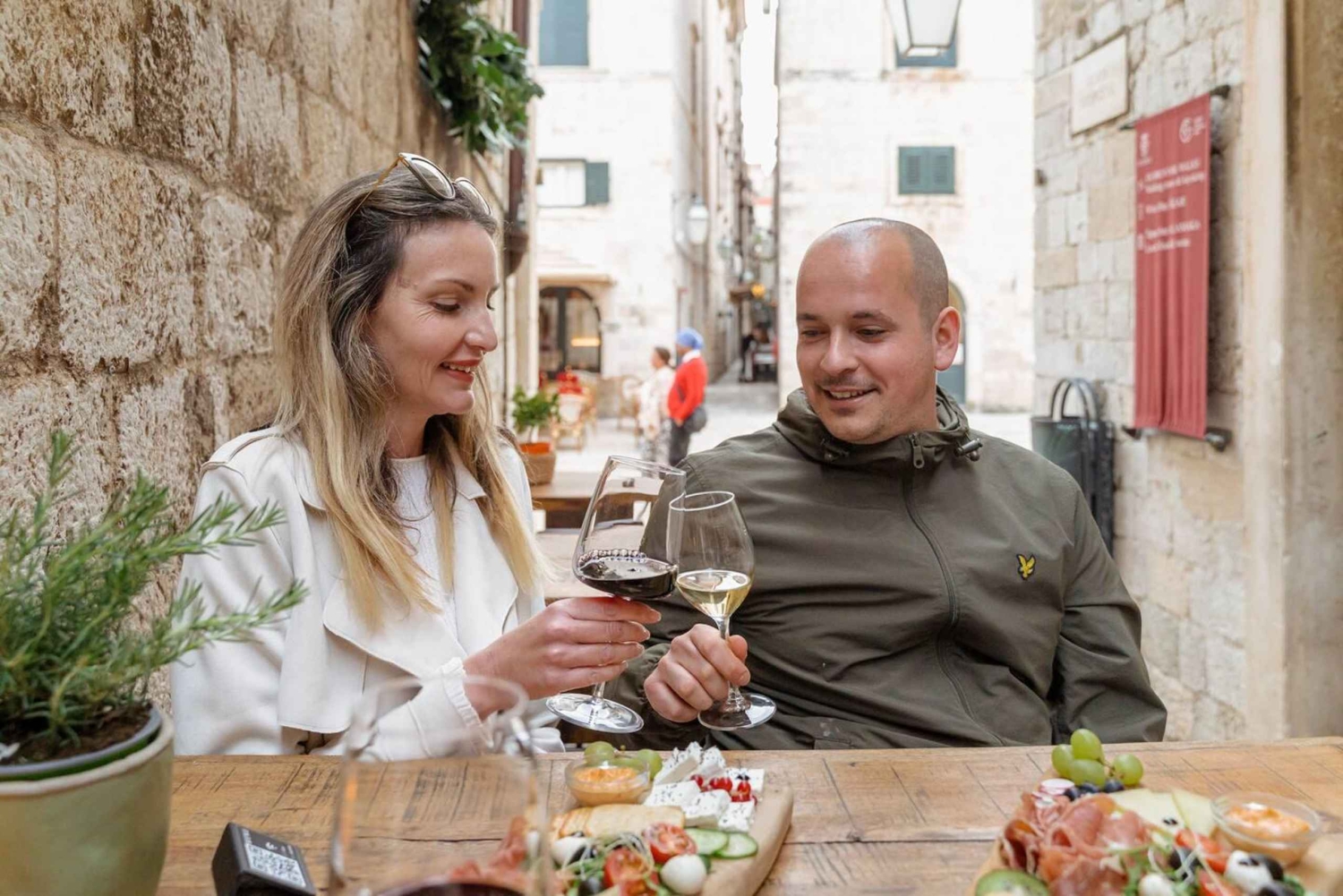 Gamla stan i Dubrovnik: Kvällstur med historia, vin och matbitar