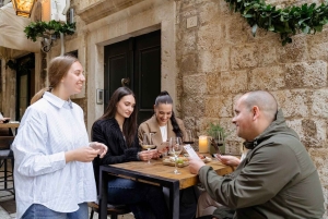 Gamla stan i Dubrovnik: Kvällstur med historia, vin och matbitar