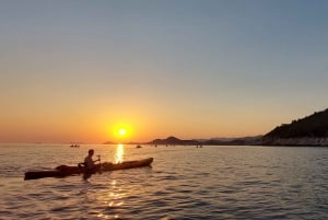 Dubrovnik : Les remparts de la vieille ville et l'île de Lokrum en kayak au coucher du soleil