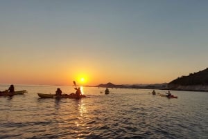 Dubrovnik: tour in kayak al tramonto delle mura della città vecchia e dell'isola di Lokrum