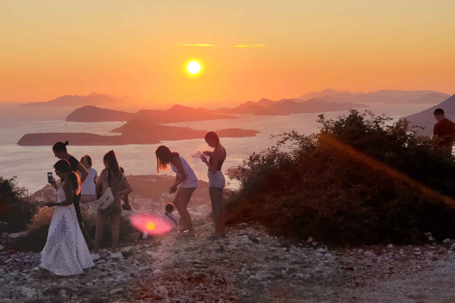 ドゥブロヴニク：ワイン片手に夕日のパノラマツアー