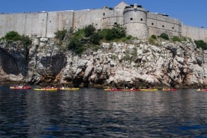Dubrovnik: Passeio de caiaque no mar ao pôr do sol com lanche de frutas e vinho