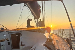 Elegant solnedgångskryssning under segel, stor yacht, full komfort