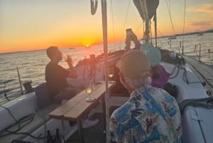 Elegant solnedgångskryssning under segel, stor yacht, full komfort