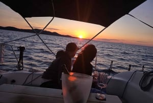 Elegant solnedgångskryssning under segel, stor yacht, full komfort