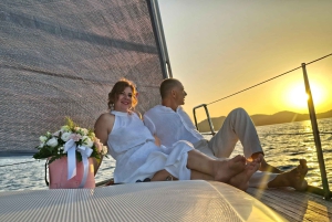 Elegant solnedgångskryssning under segel, stor yacht, full komfort