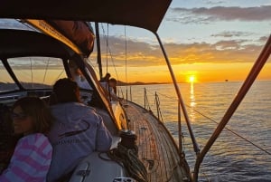 Elegant solnedgångskryssning under segel, stor yacht, full komfort