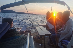 Elegant solnedgångskryssning under segel, stor yacht, full komfort