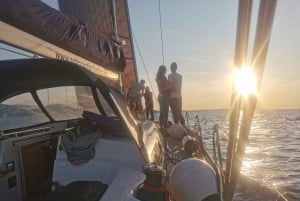 Elegant solnedgångskryssning under segel, stor yacht, full komfort