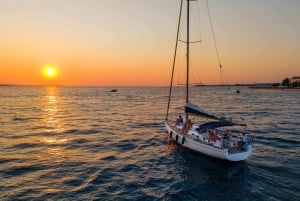 Elegant solnedgångskryssning under segel, stor yacht, full komfort