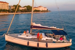 Elegant solnedgångskryssning under segel, stor yacht, full komfort