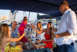 Elegant solnedgångskryssning under segel, stor yacht, full komfort