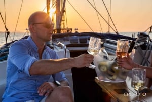 Elegant solnedgångskryssning under segel, stor yacht, full komfort