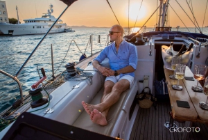 Elegant solnedgångskryssning under segel, stor yacht, full komfort