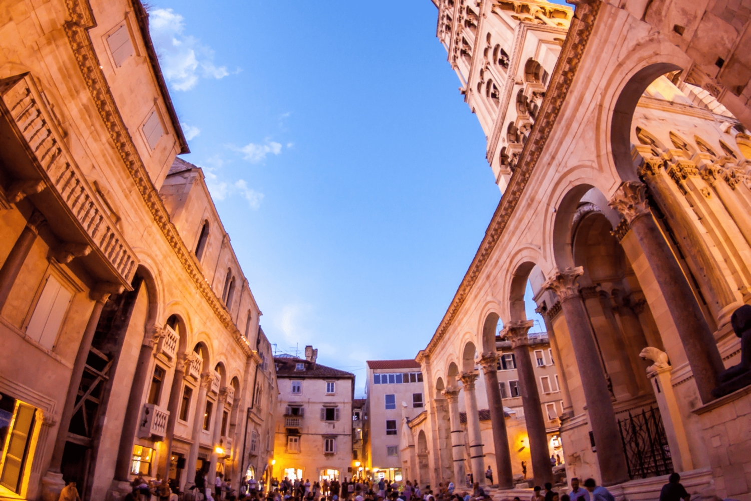 Excursão a pé em grupo à noite - Split Old City Diocletian's Pal