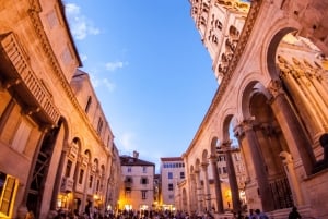 Excursão a pé em grupo à noite - Split Old City Diocletian's Pal