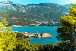 Albanian puolelta: Päiväretki Montenegron Budvaan ja Sveti Stefaniin
