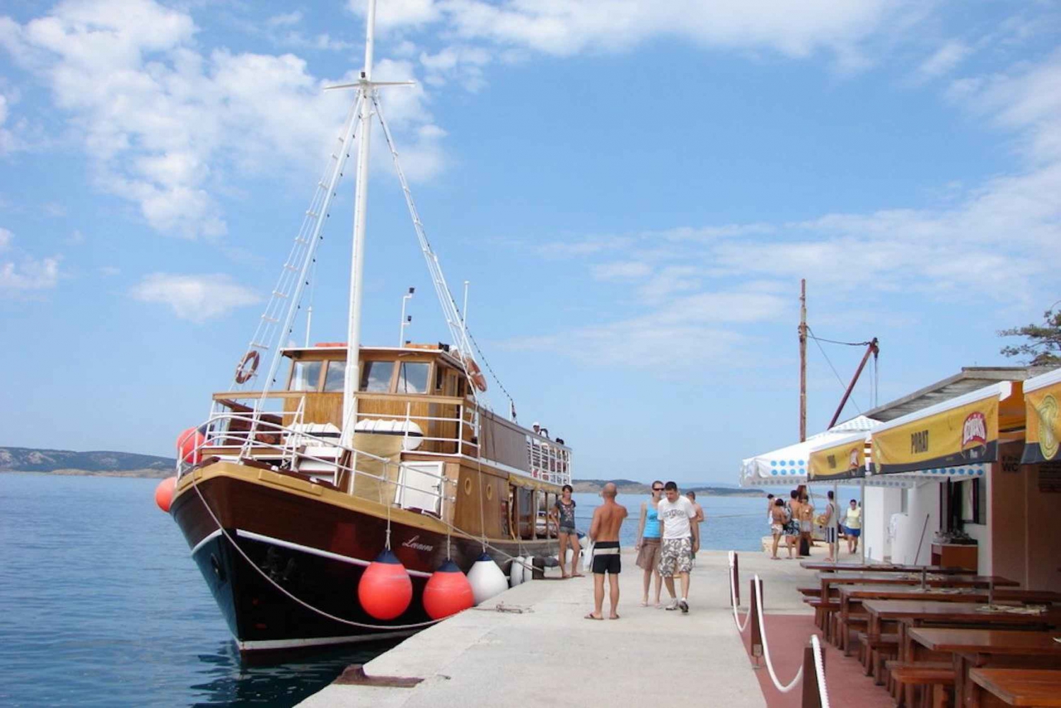 Au départ de Baška : excursion d'une journée sur une île à bord d'un bateau traditionnel avec déjeuner