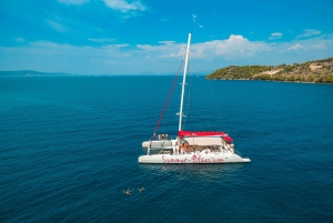Von der Insel Brač aus: Katamaran Tour mit Essen & Getränken