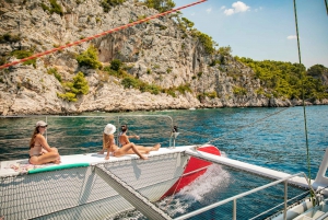 Von der Insel Brač aus: Katamaran Tour mit Essen & Getränken